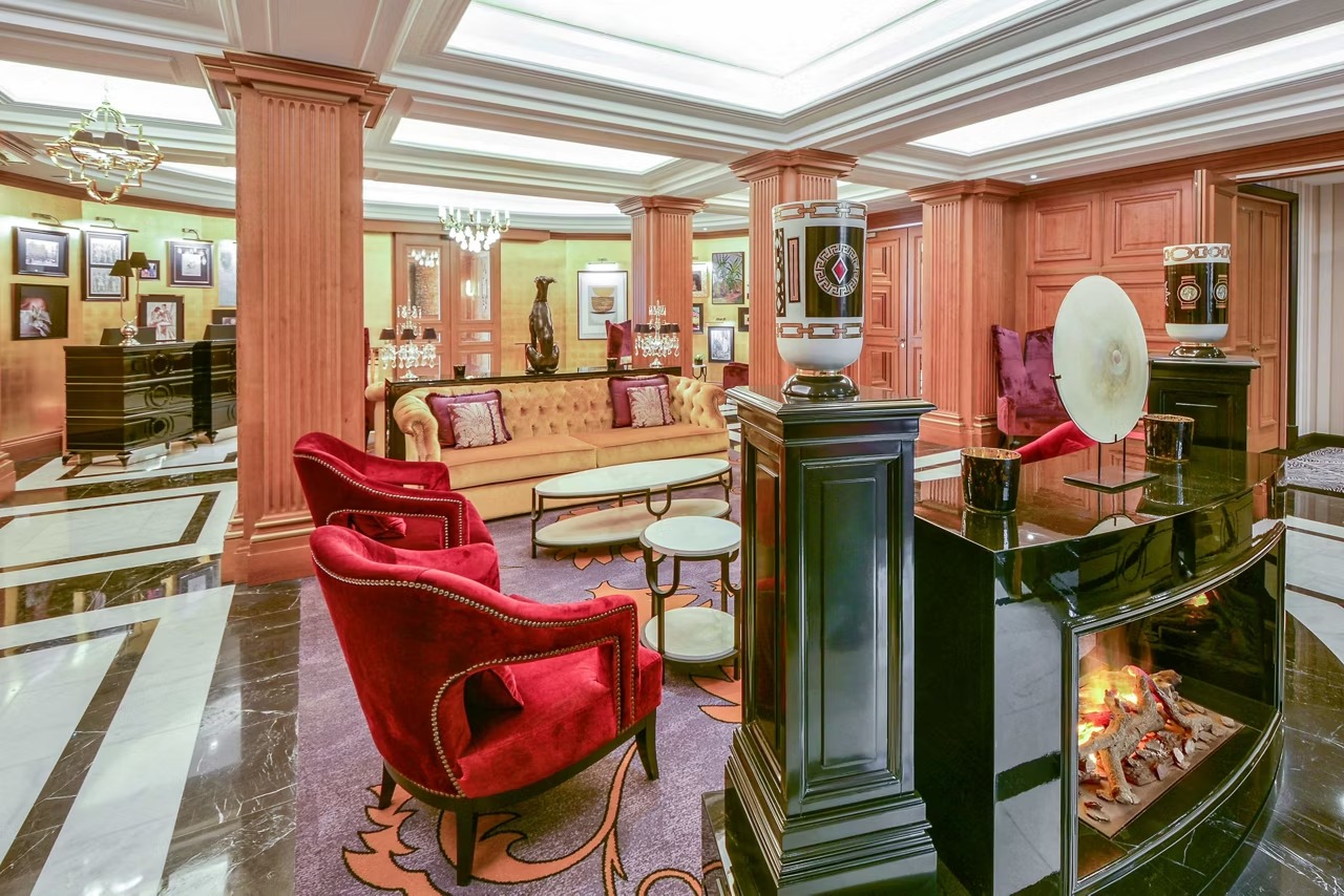 Het sfeervolle interieur van de plek is voorbereid op een avondbezoek