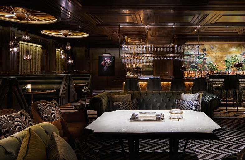 Een elegante restaurantruimte gecombineerd met een comfortabele loungehoek